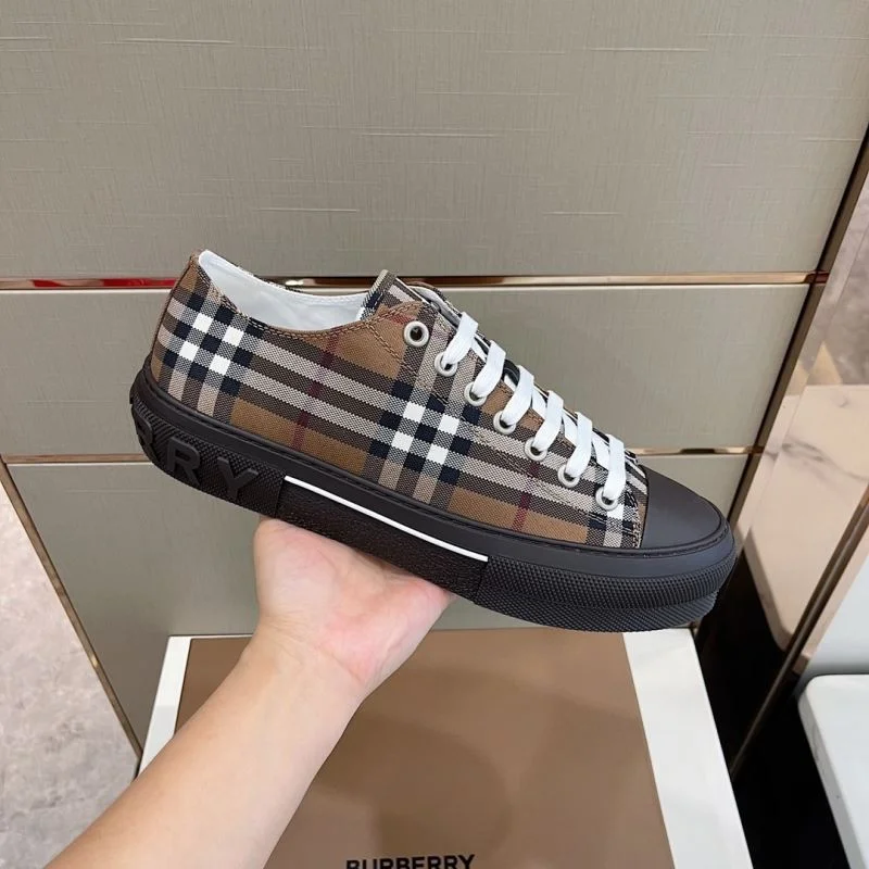Burberry Low Shoes StreetReady 17094