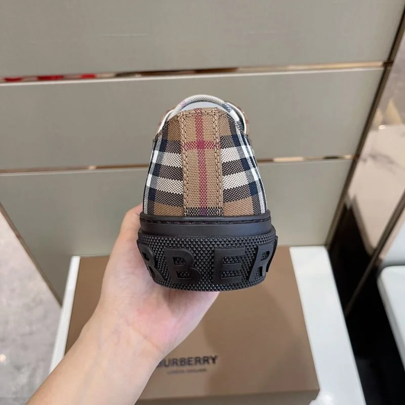 Burberry Low Shoes StreetReady 17094