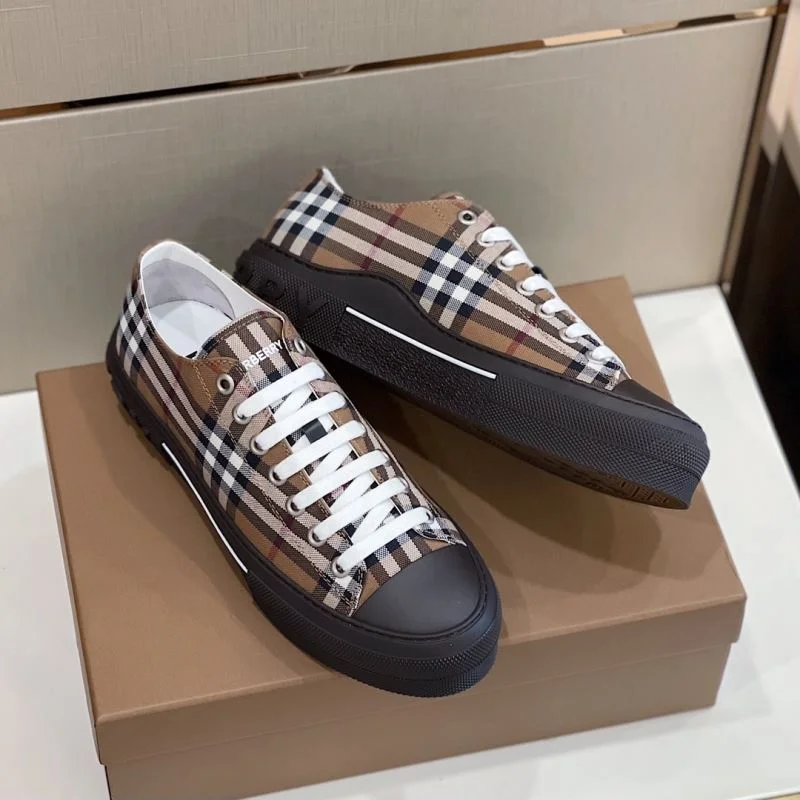 Burberry Low Shoes StreetReady 17094