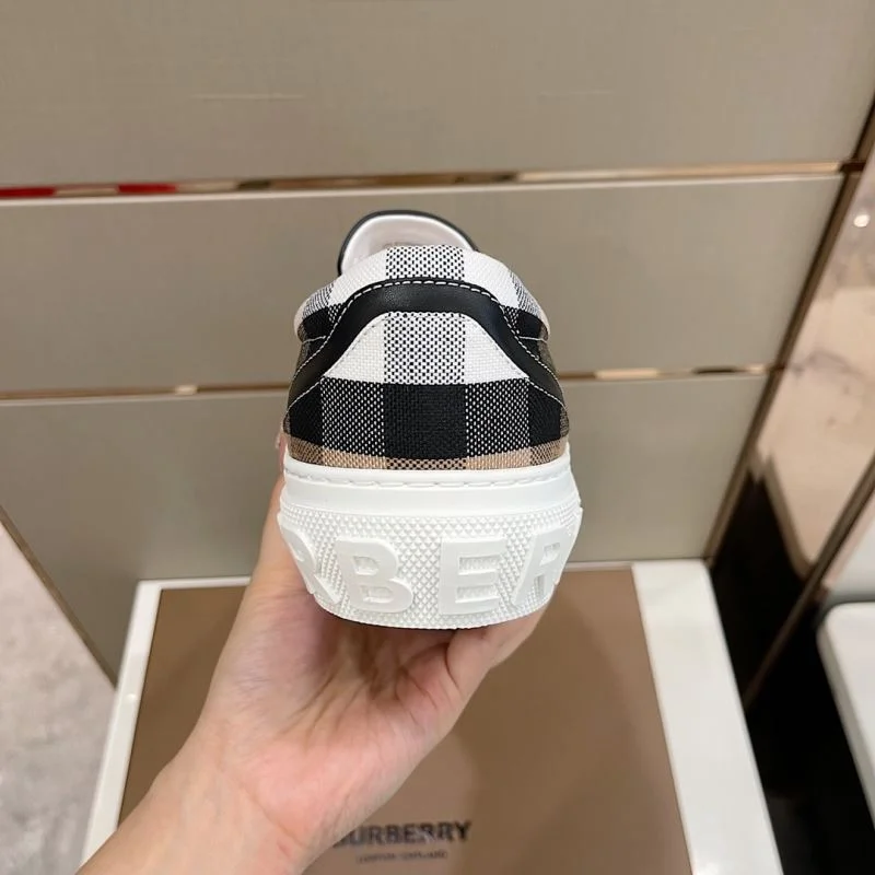 Burberry Low Shoes Elegant 17064