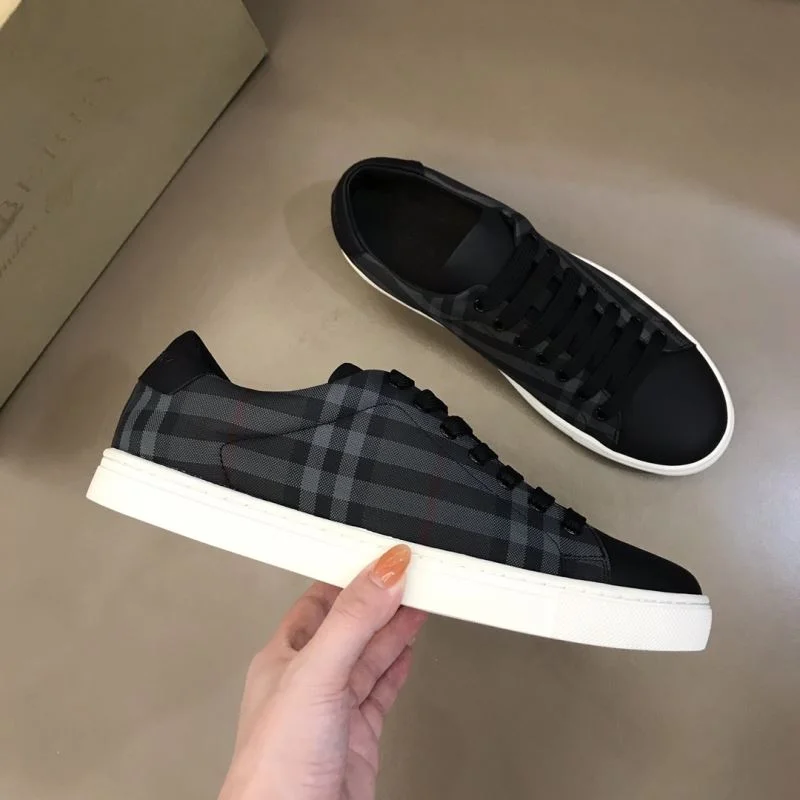 Flexible Burberry Low Shoes 17155