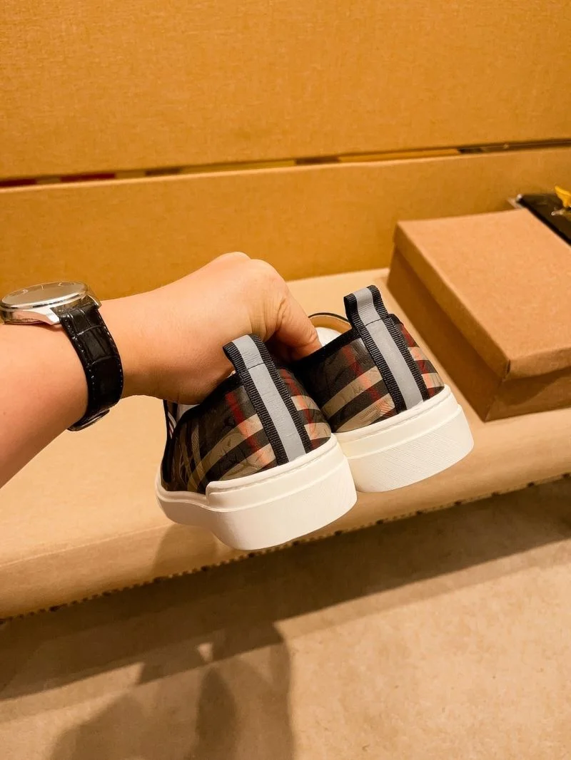 Burberry Low Shoes Minimalist 17226