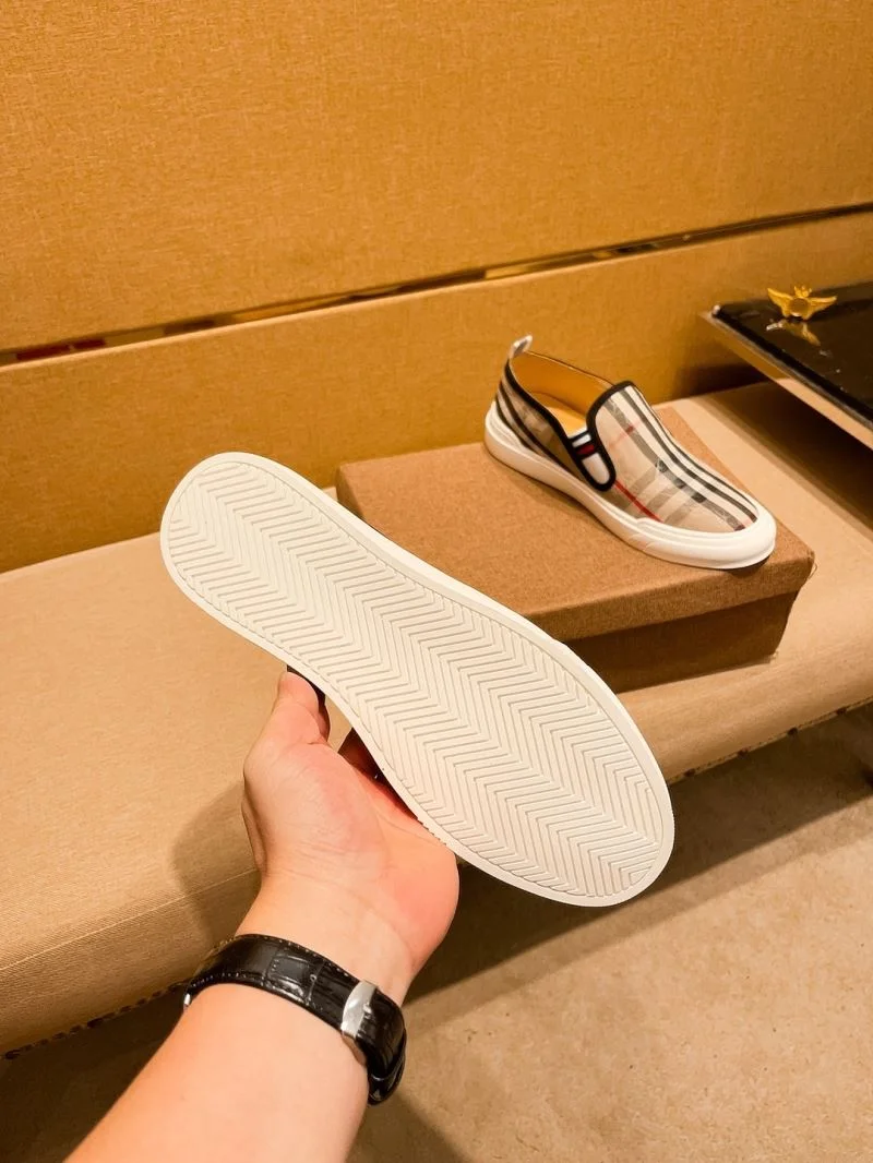 Burberry Low Shoes WaterResistant 17222