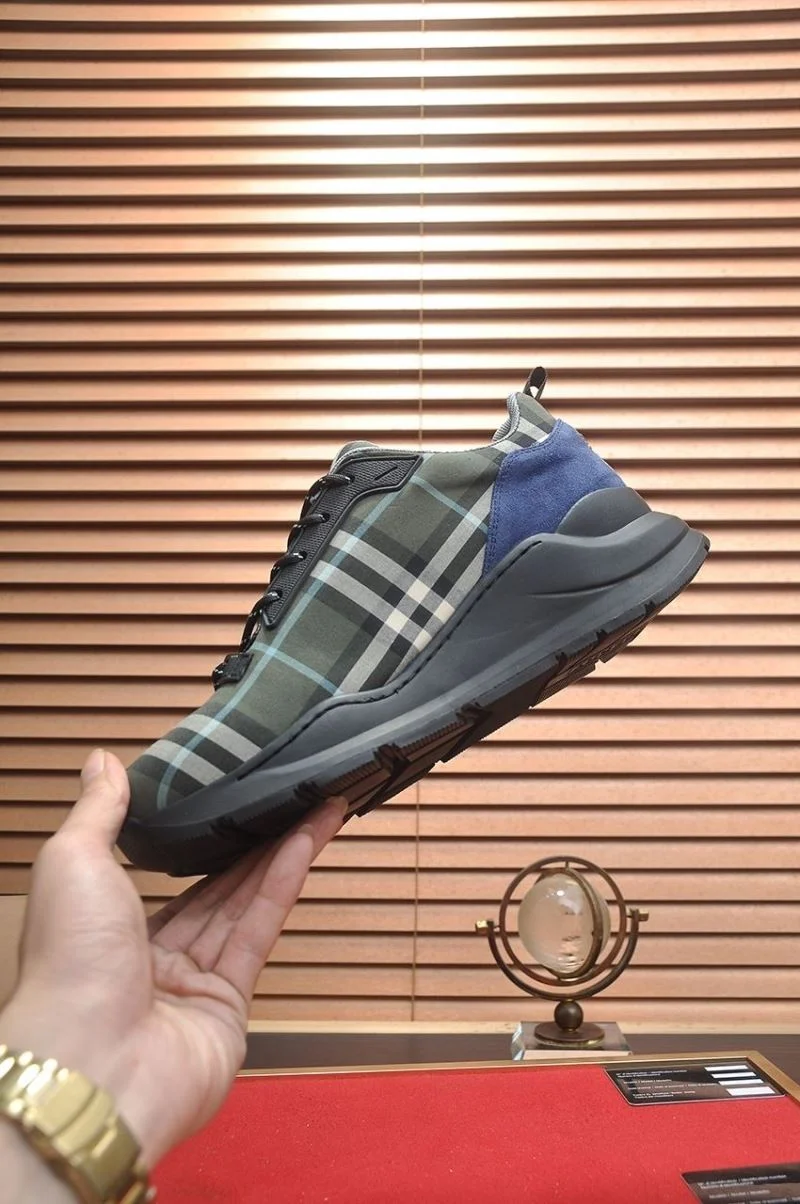 UrbanChic Burberry Low Shoes 17163