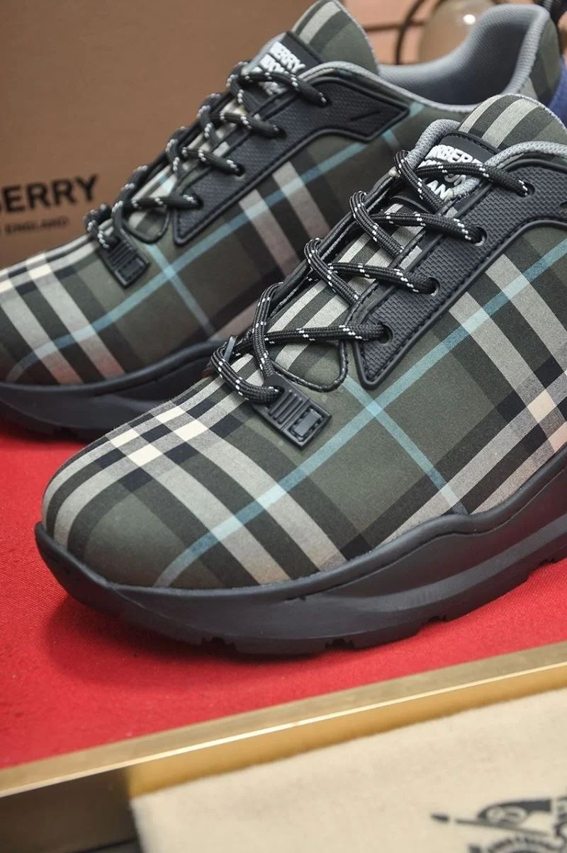 UrbanChic Burberry Low Shoes 17163