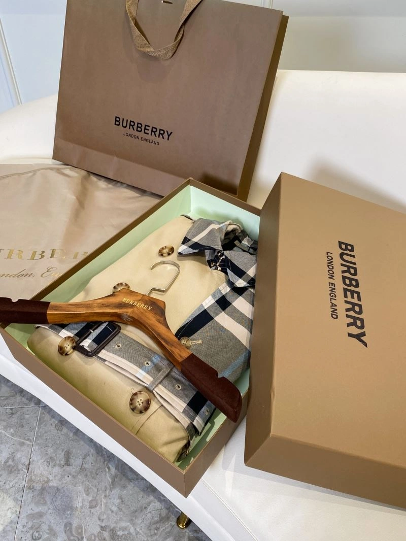 Versatile Burberry Outwear 104622