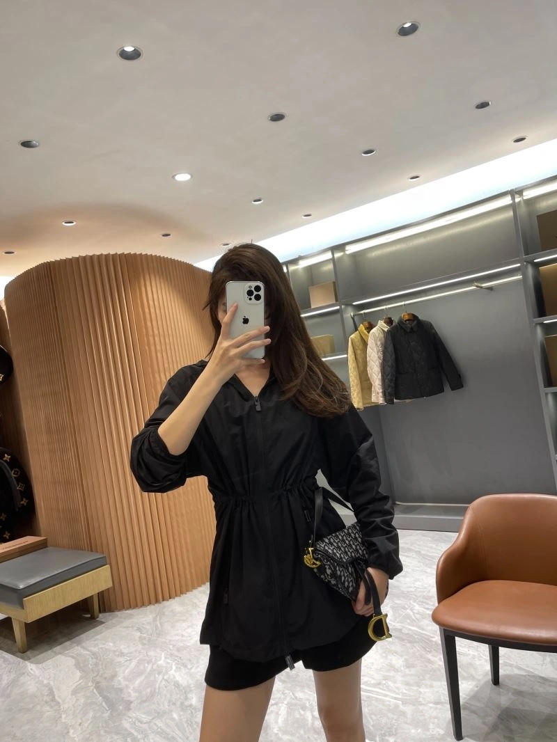 Sporty Burberry Outwear 104577