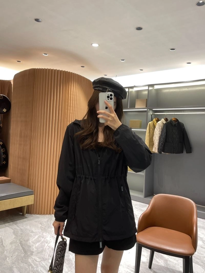 Sporty Burberry Outwear 104577