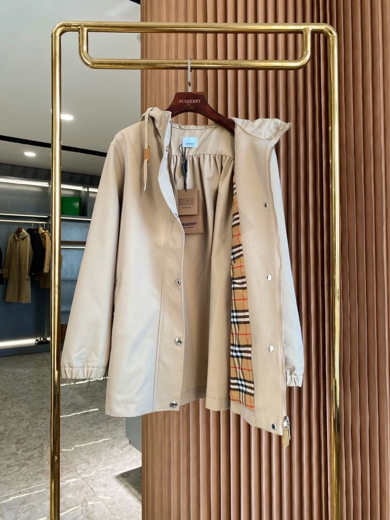 Lightweight Burberry Outwear 104560