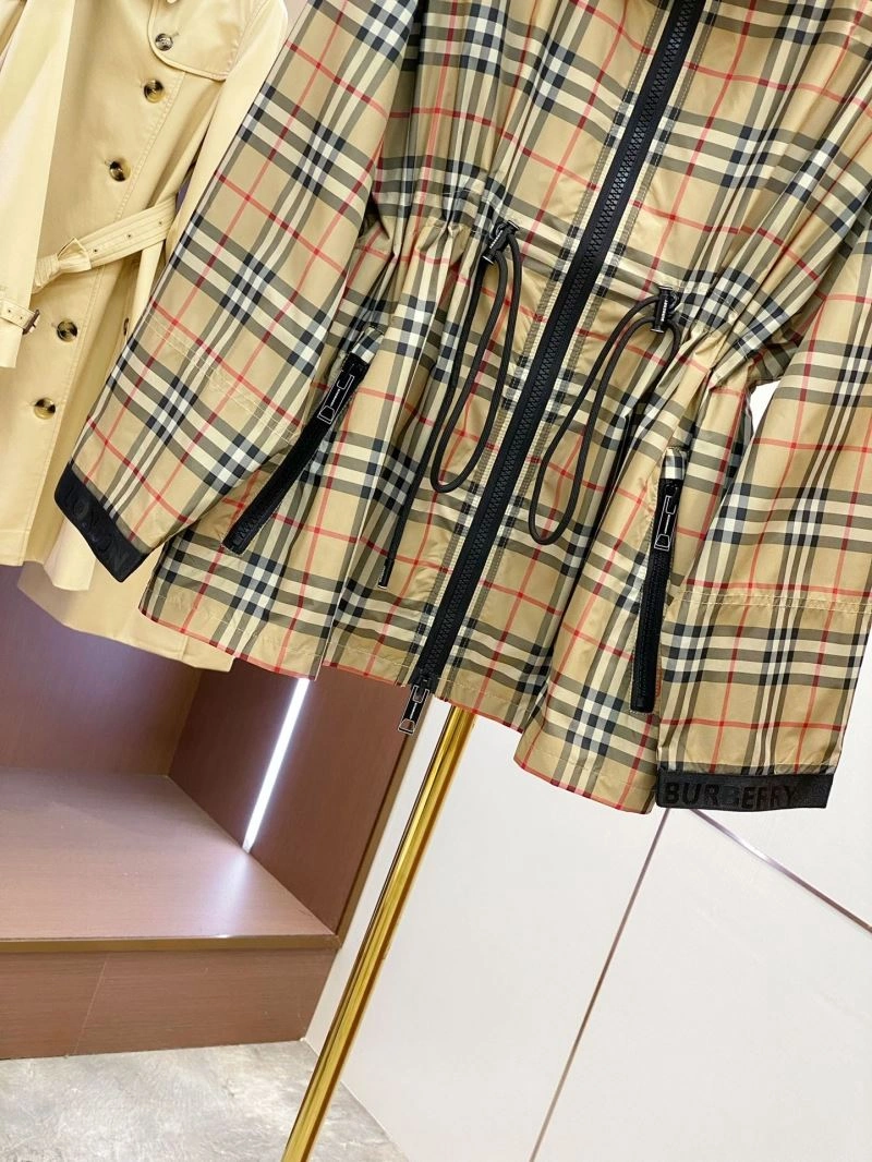 Vibrant Burberry Outwear 104573