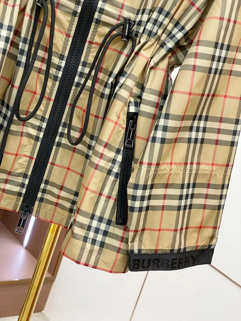 Vibrant Burberry Outwear 104573