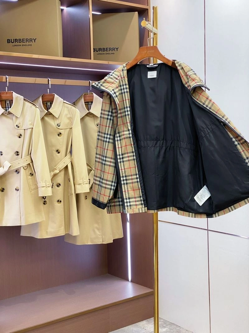 Vibrant Burberry Outwear 104573