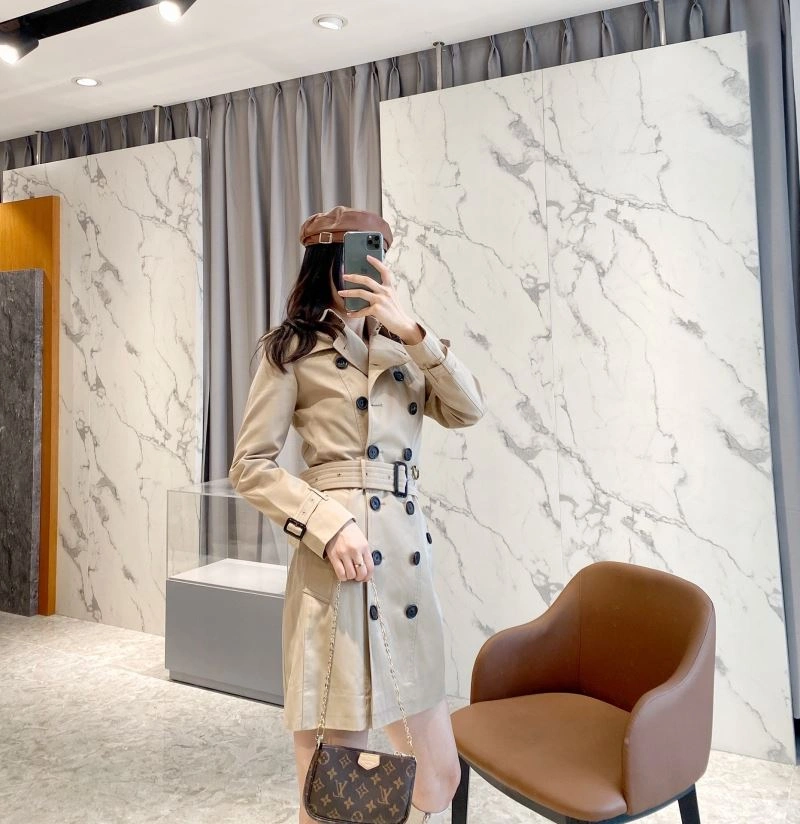 Minimalist Burberry Outwear 104485