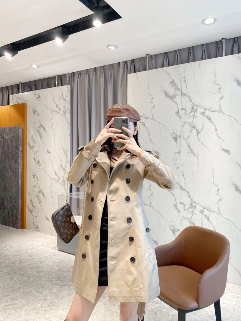 Minimalist Burberry Outwear 104485