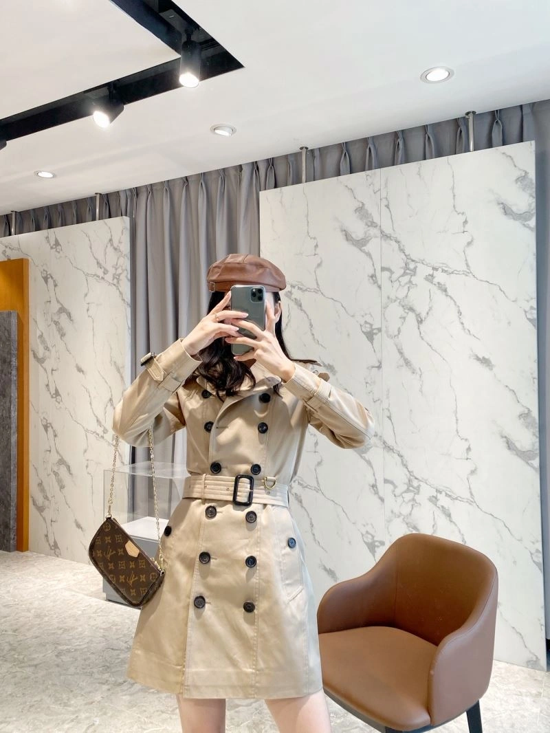 Minimalist Burberry Outwear 104485