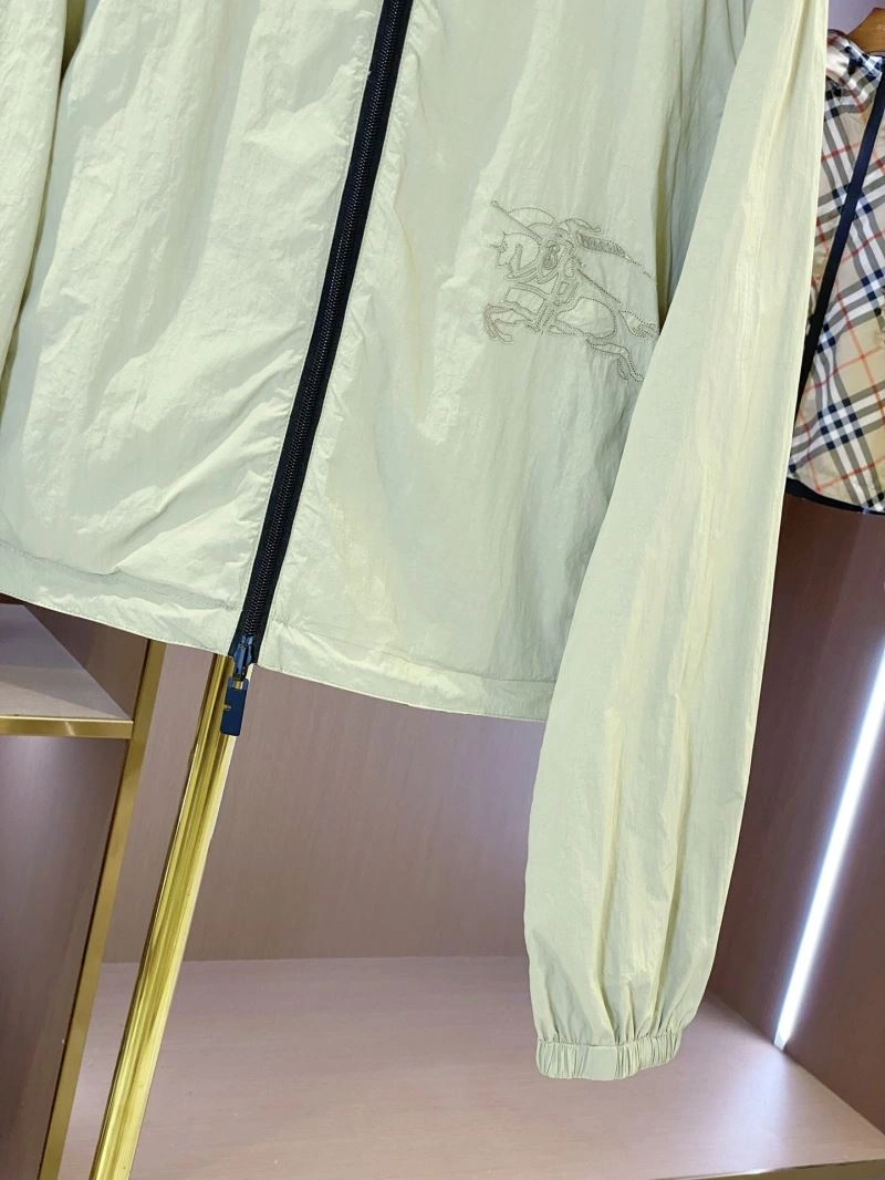 Breathable Burberry Outwear 104483