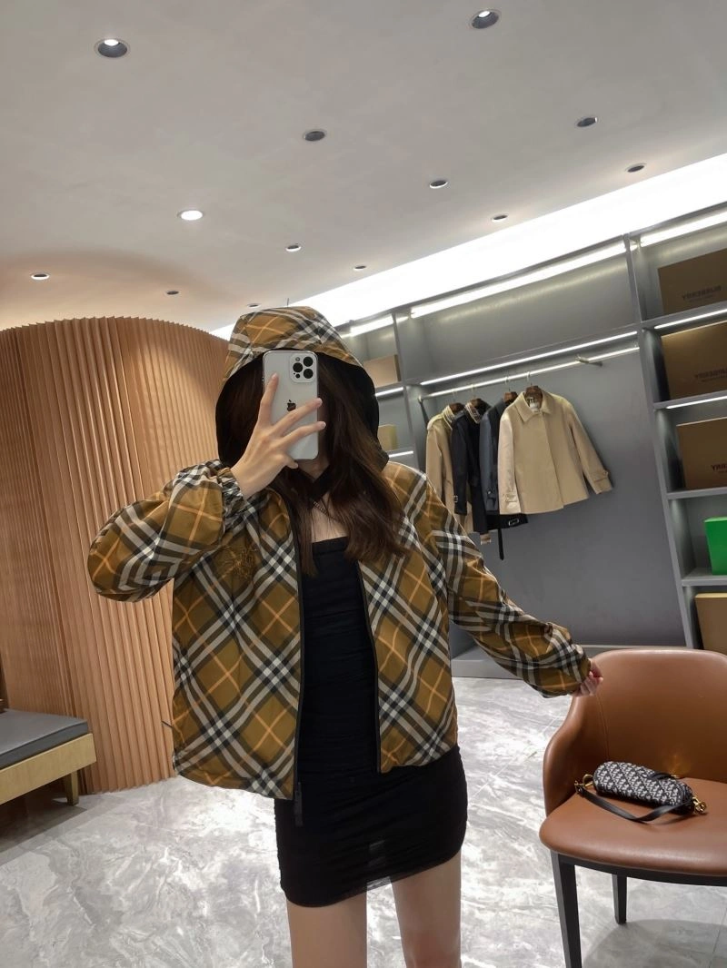Effortless Burberry Outwear 104220