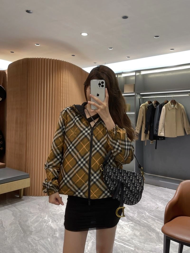 Effortless Burberry Outwear 104220