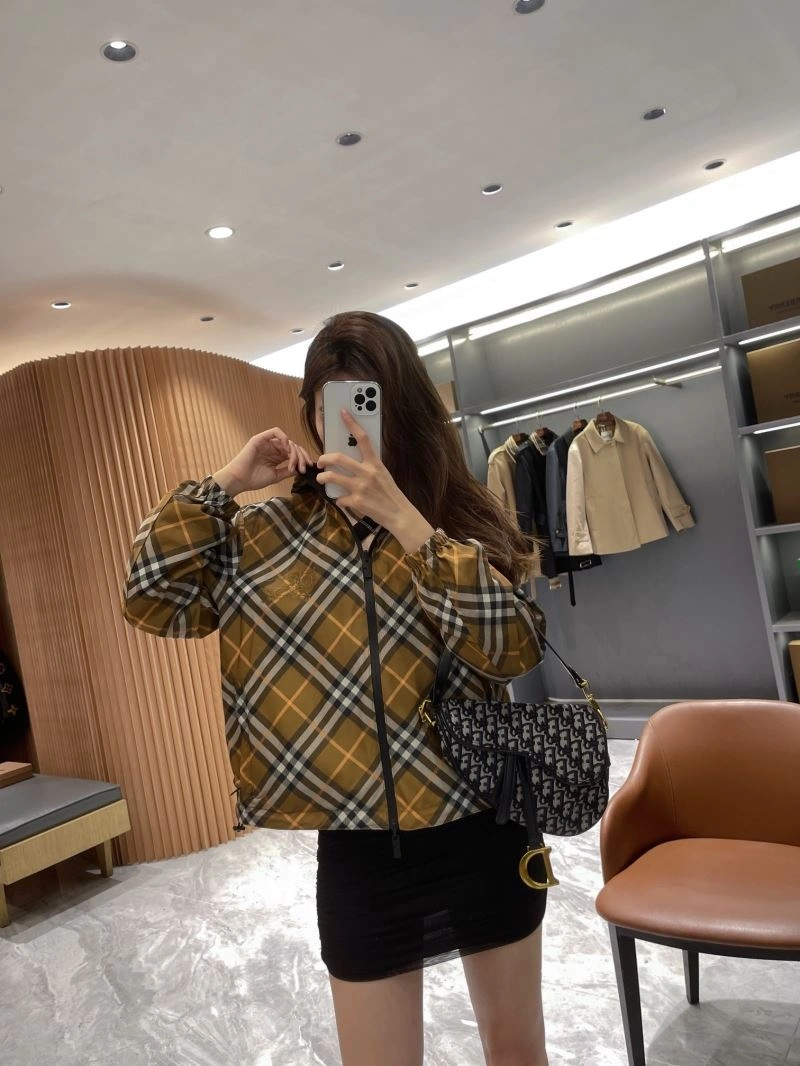Effortless Burberry Outwear 104220
