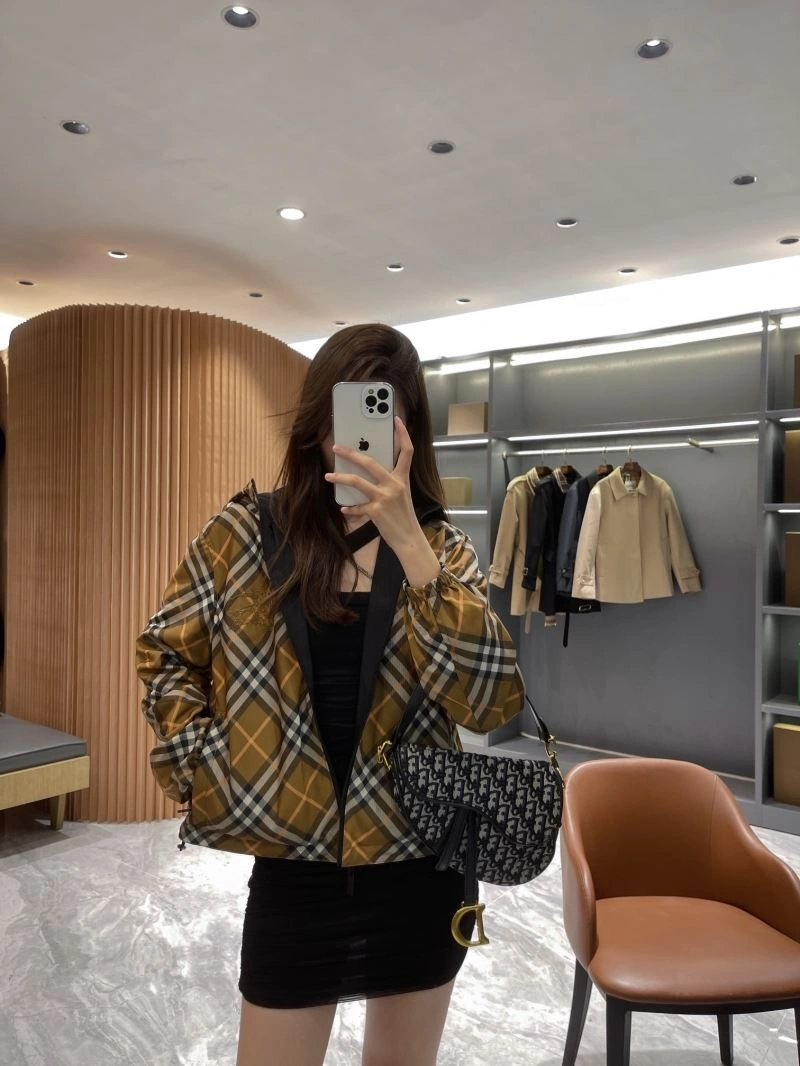 Effortless Burberry Outwear 104220