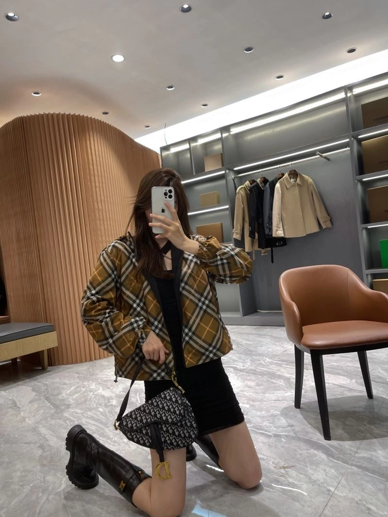 Effortless Burberry Outwear 104220