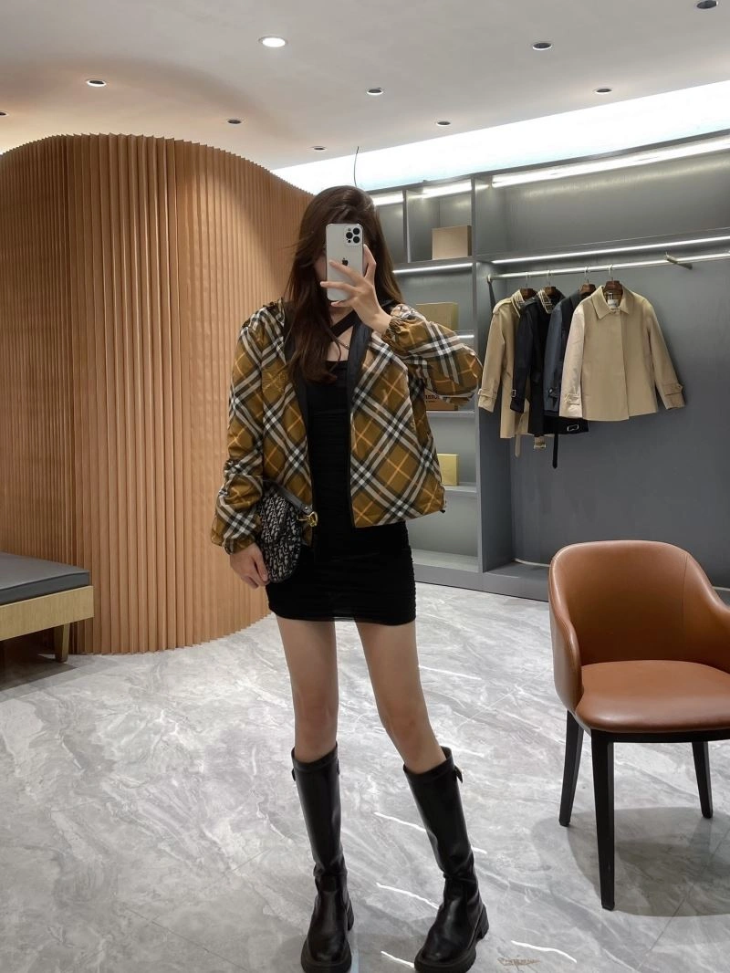 Effortless Burberry Outwear 104220