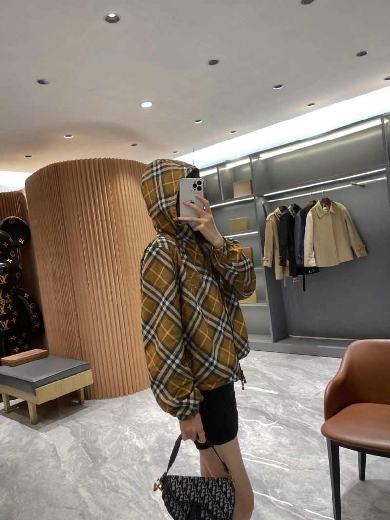 Effortless Burberry Outwear 104220