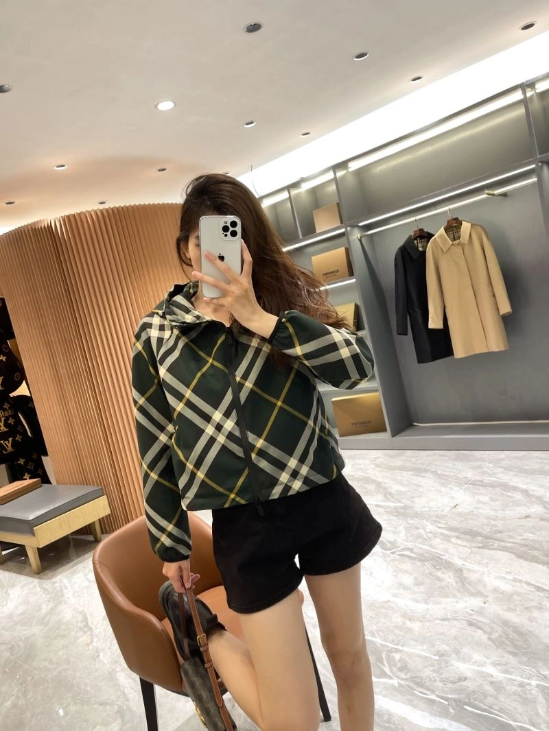 Burberry Outwear Effortless 104209