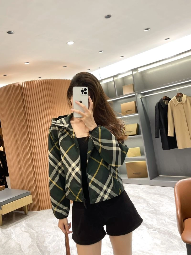 Burberry Outwear Effortless 104209