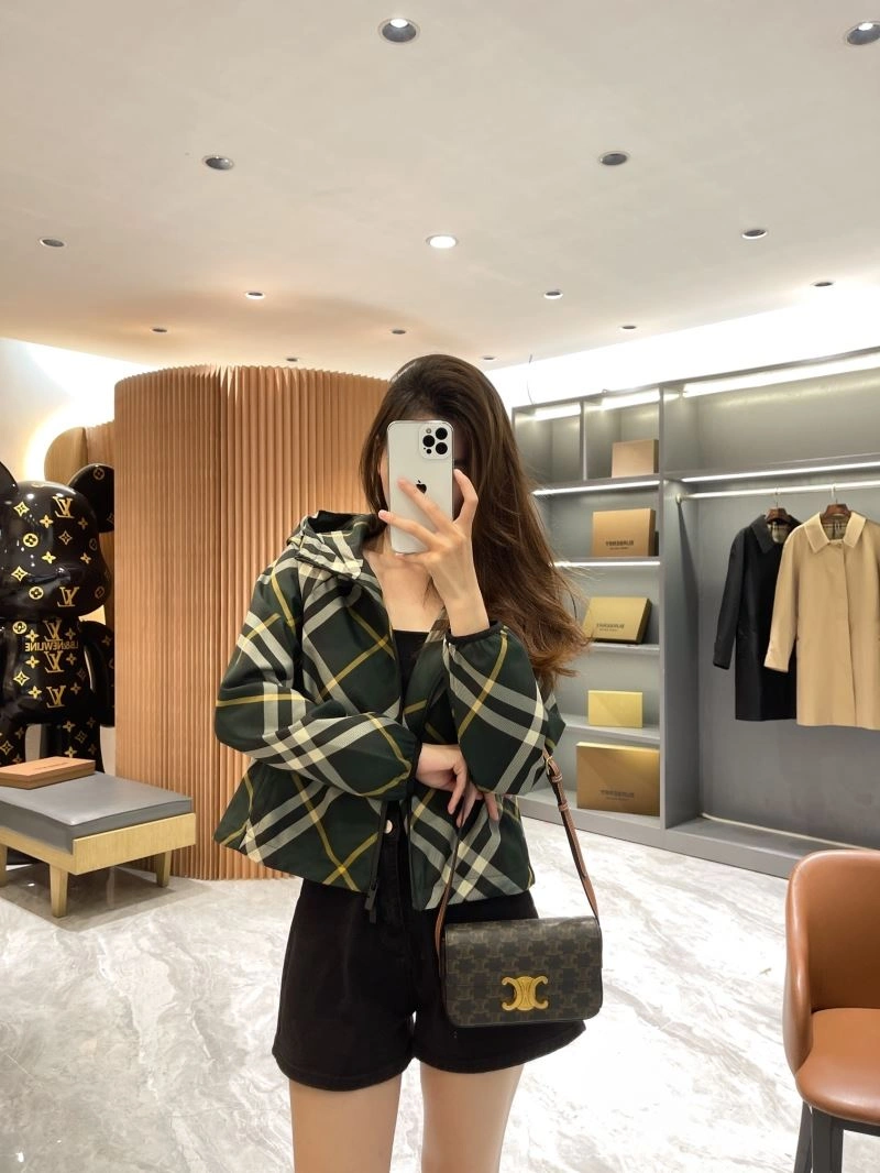 Burberry Outwear Effortless 104209