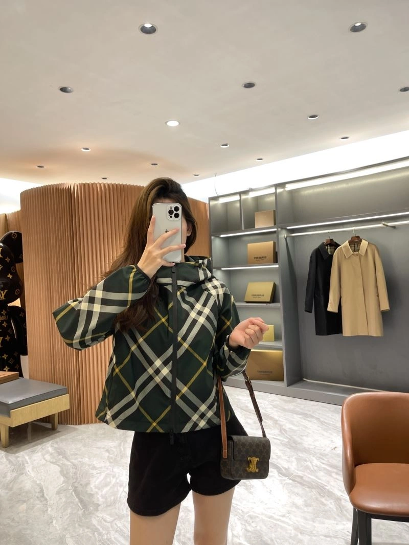 Burberry Outwear Effortless 104209
