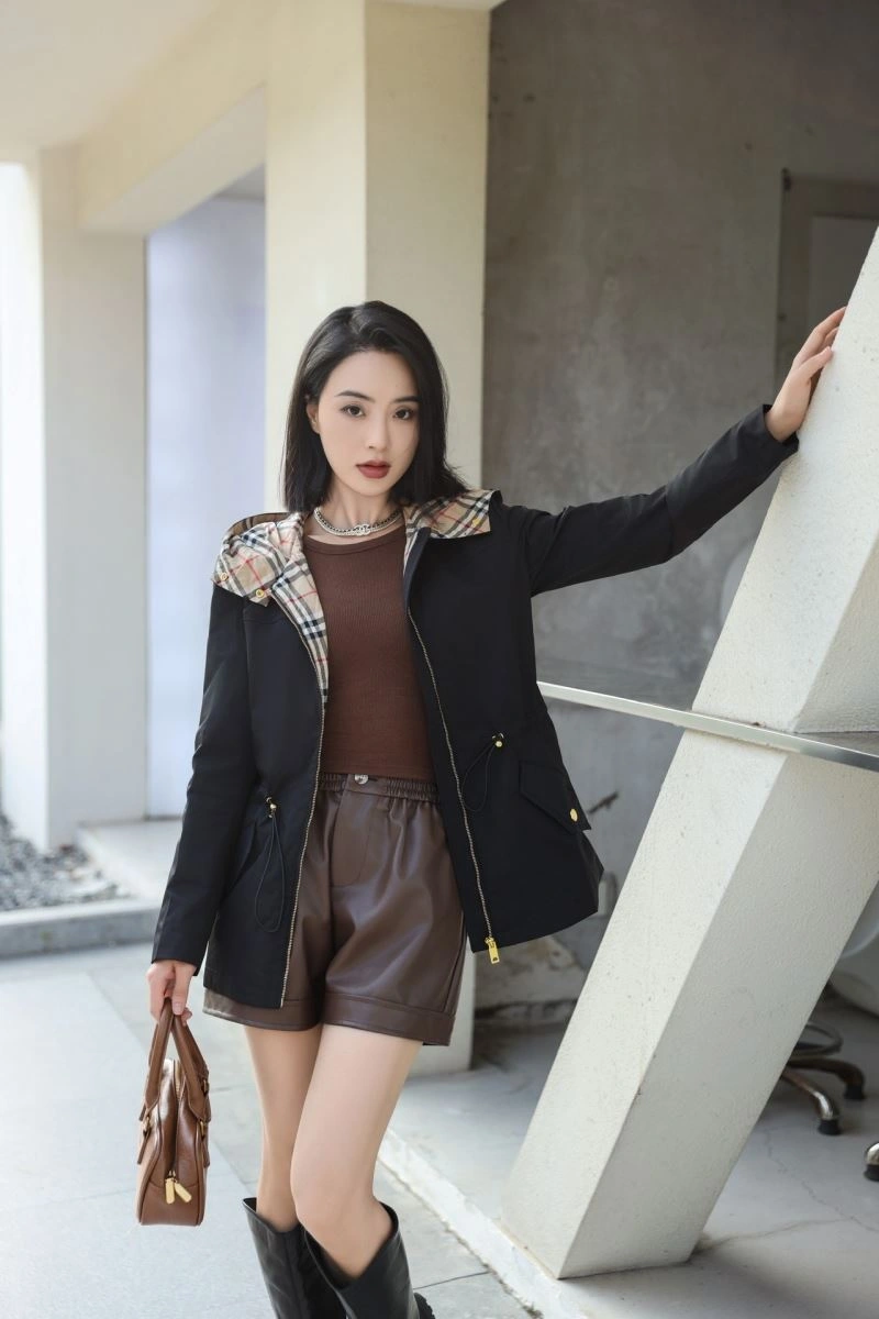 Sporty Burberry Outwear 104174