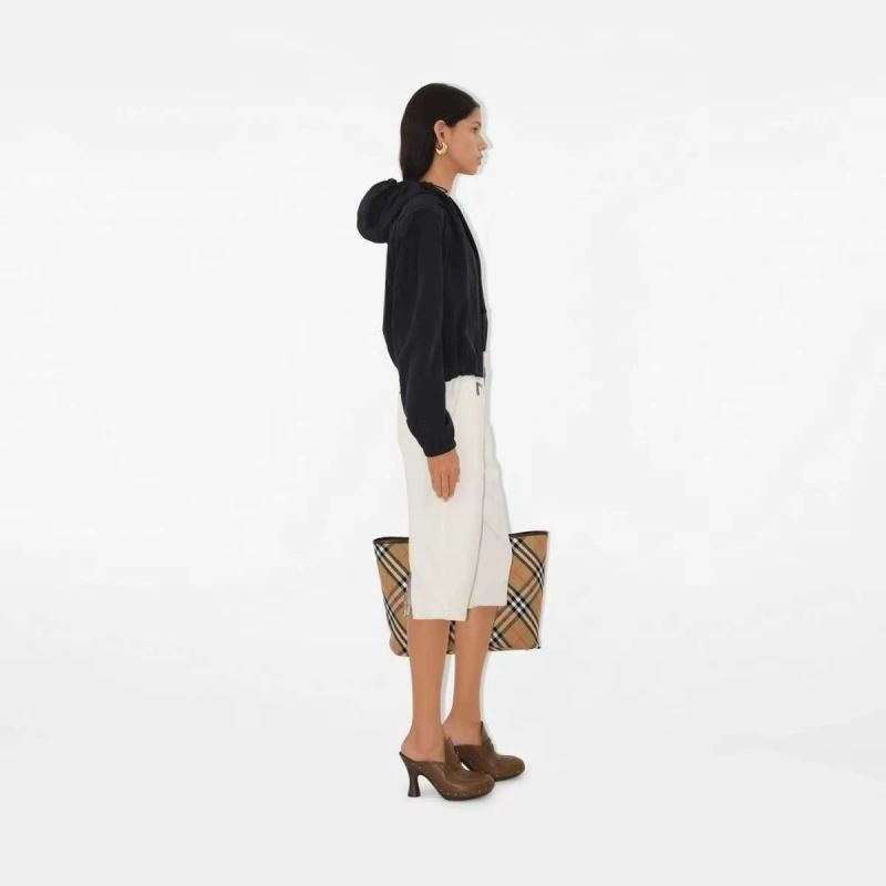 Trendsetting Burberry Outwear 104149