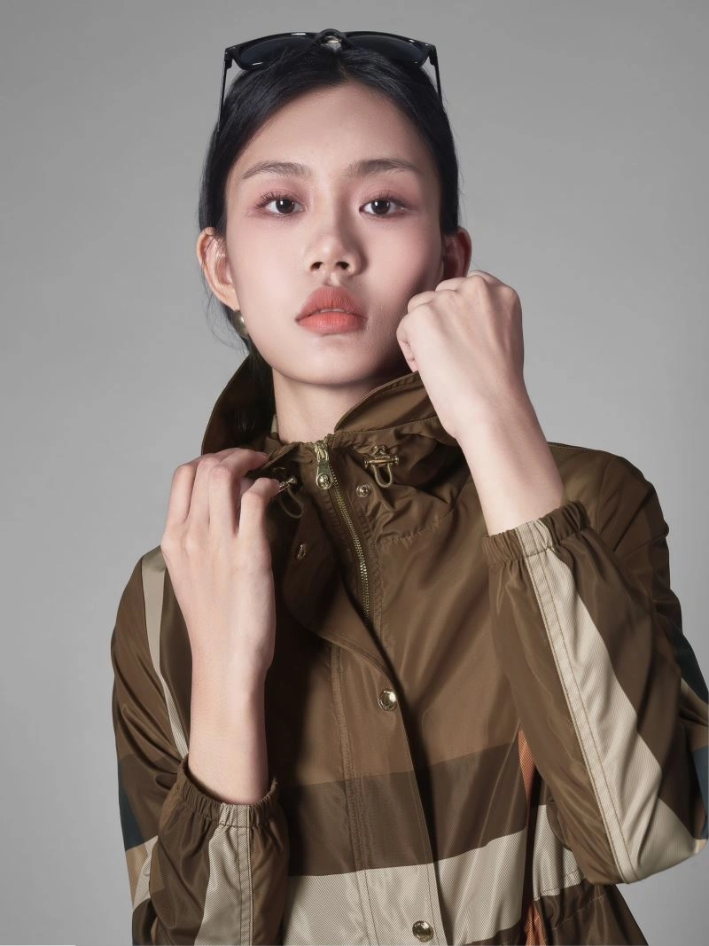 Sporty Burberry Outwear 104095