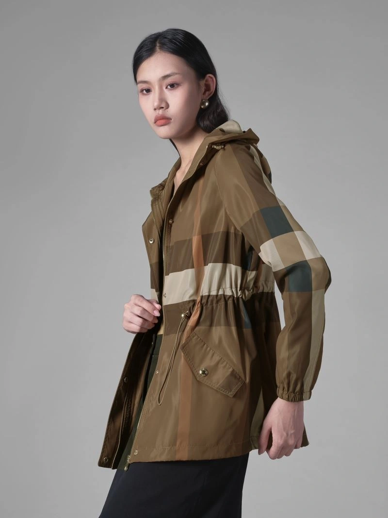 Sporty Burberry Outwear 104095