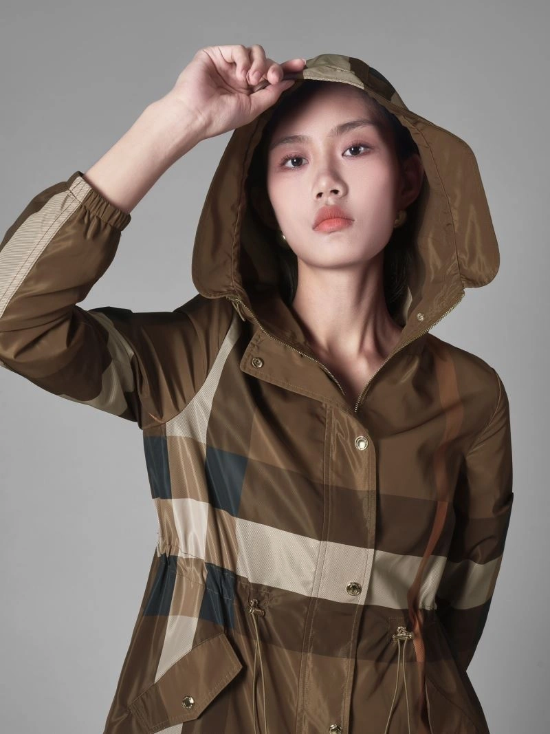 Sporty Burberry Outwear 104095