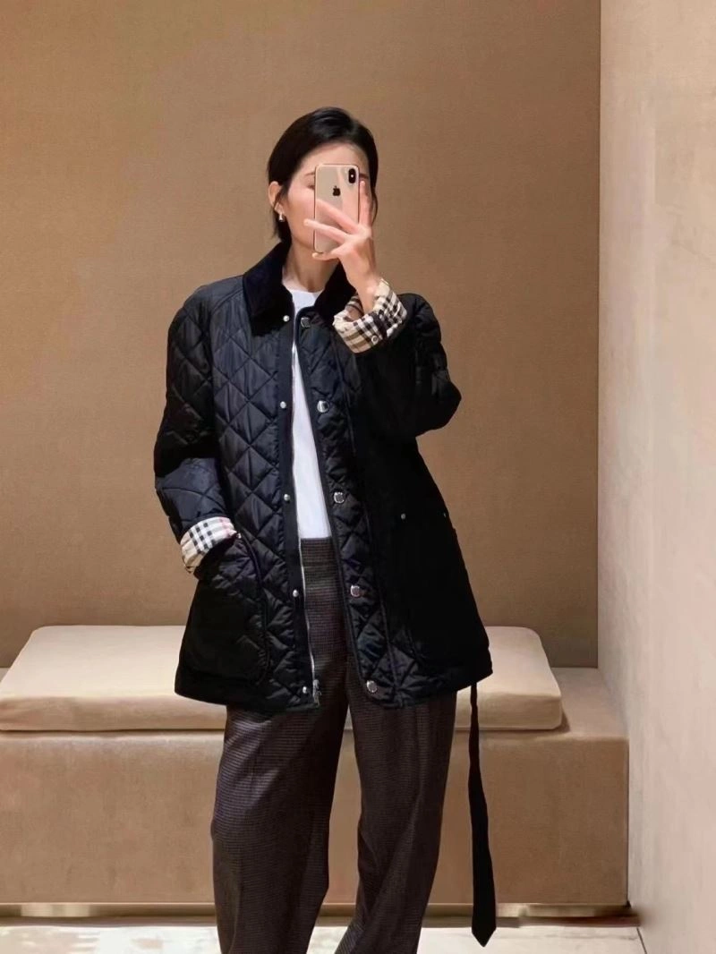 Effortless Burberry Outwear 104070