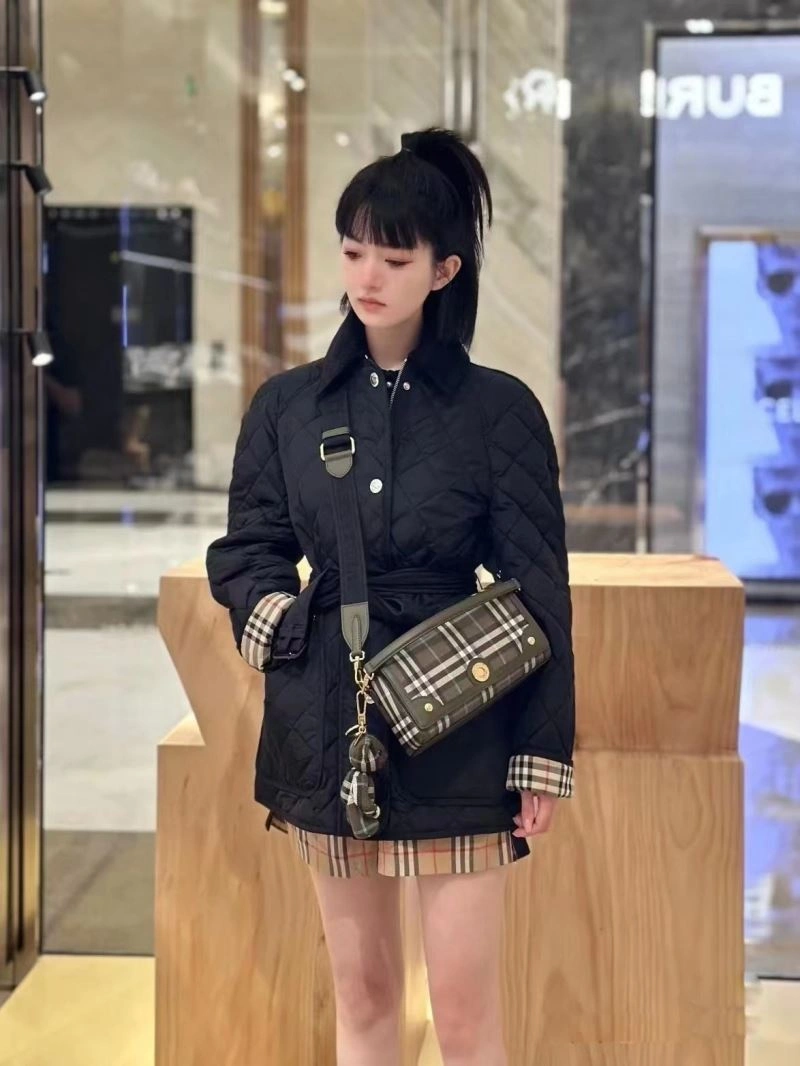 Effortless Burberry Outwear 104070