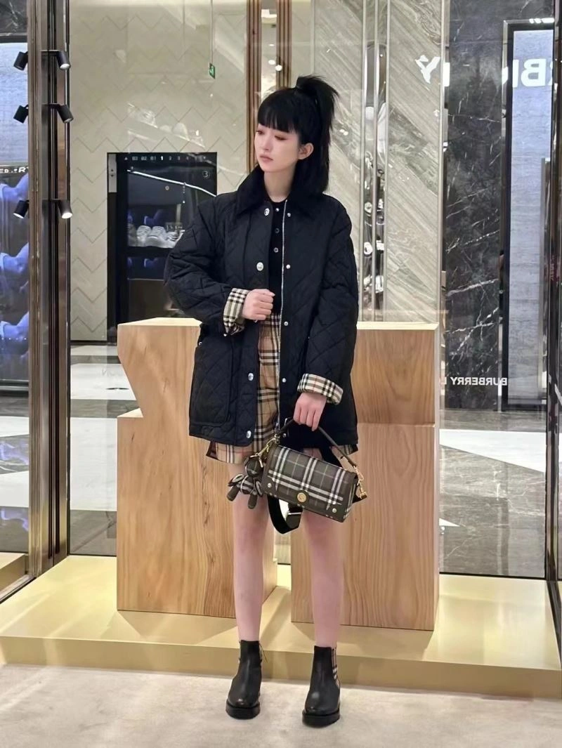 Effortless Burberry Outwear 104070