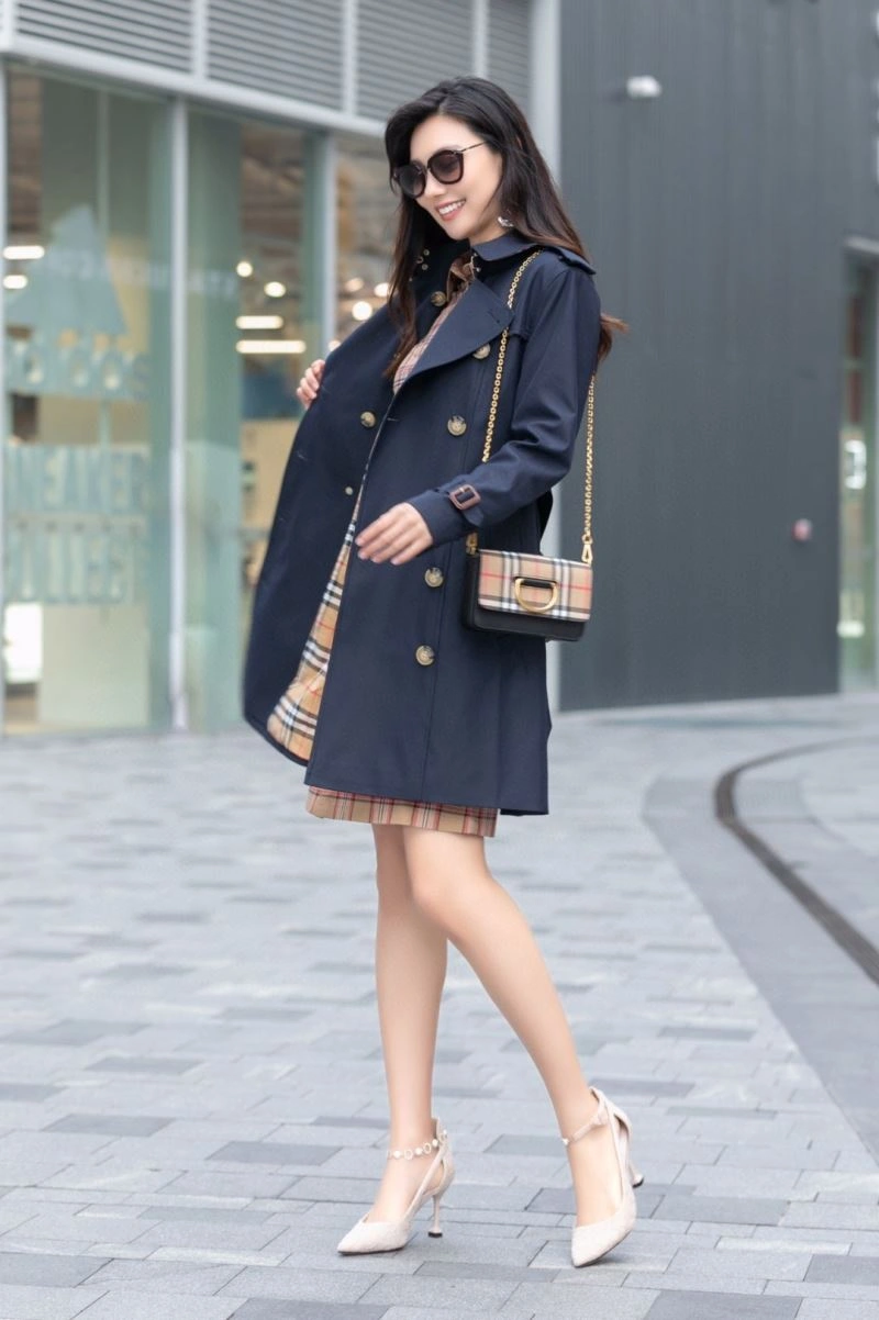 Lightweight Burberry Outwear 104044