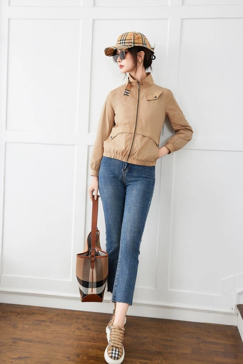 Lightweight Burberry Outwear 104019