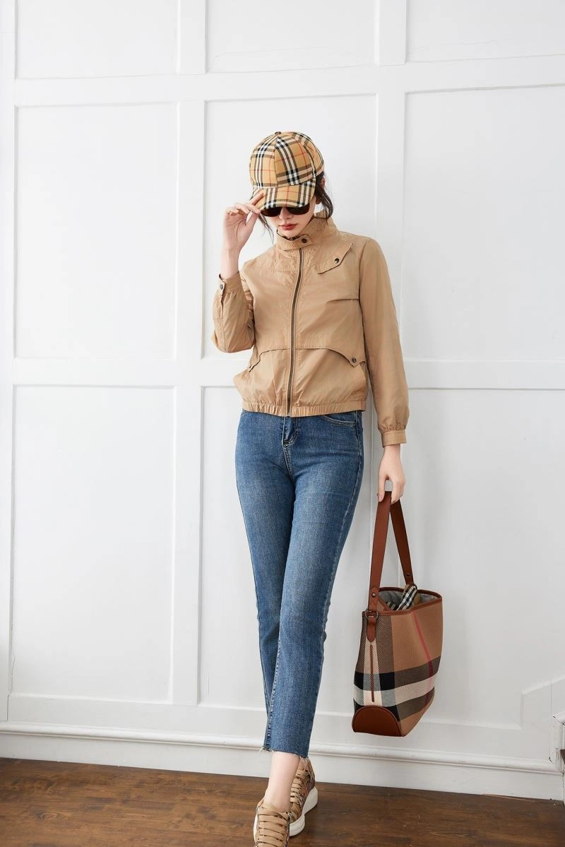 Lightweight Burberry Outwear 104019