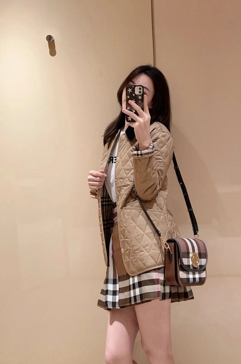 WaterResistant Burberry Outwear 103971