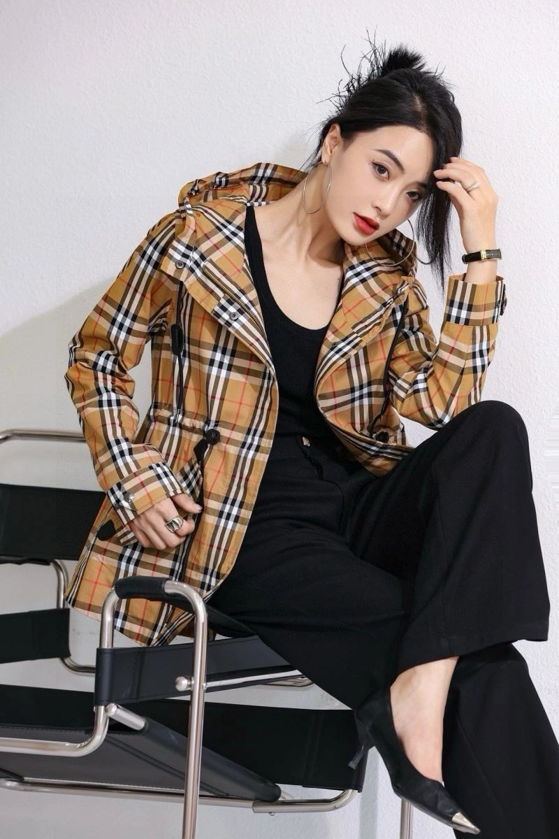 Sporty Burberry Outwear 103936