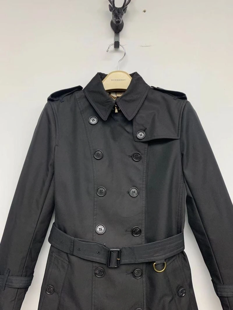 Elegant Burberry Outwear 103847