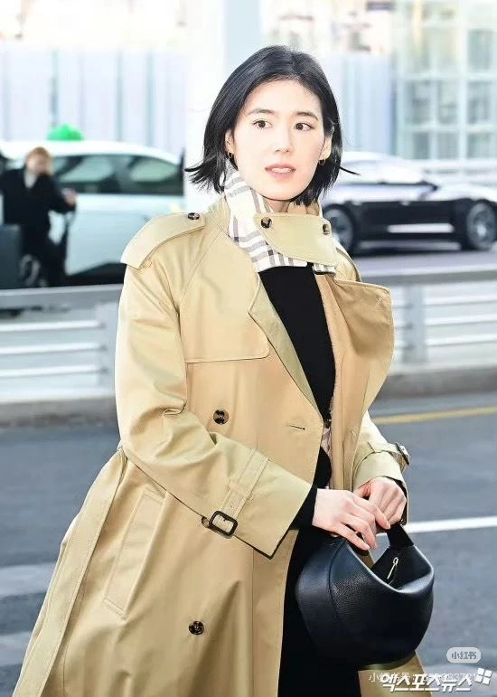 Minimalist Burberry Outwear 103817