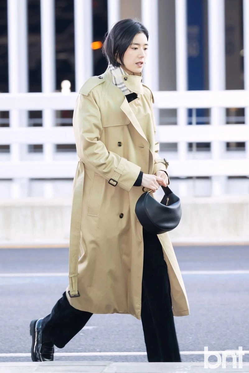 Minimalist Burberry Outwear 103817