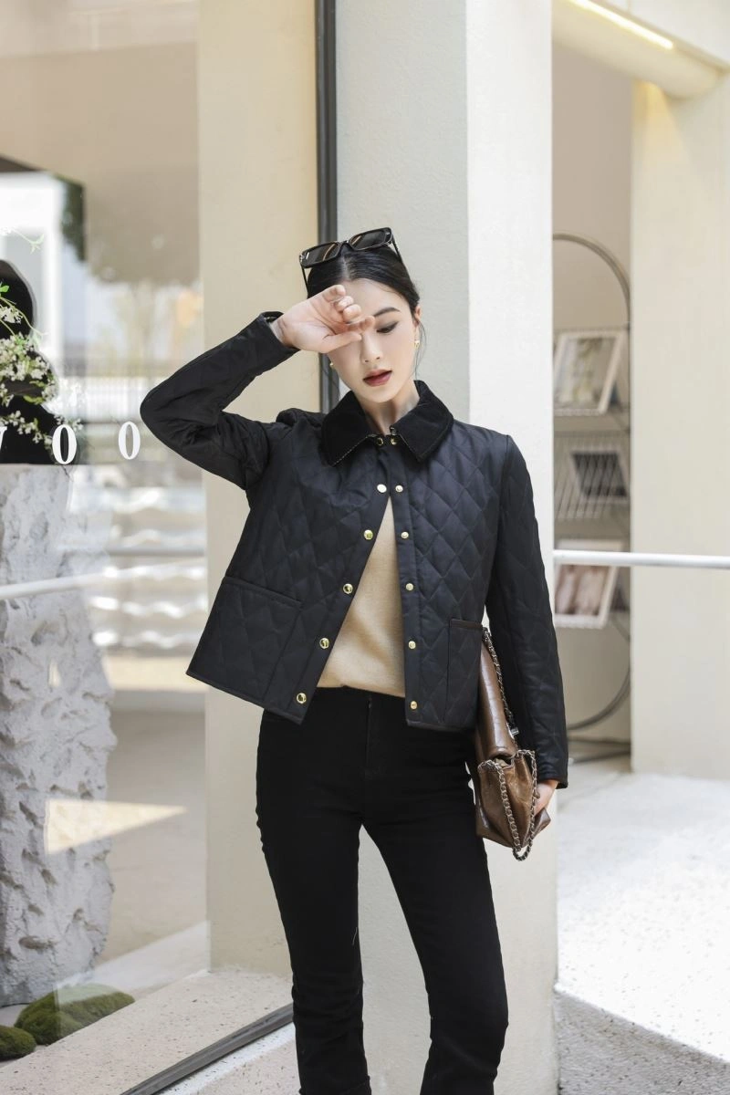 Lightweight Burberry Outwear 103754