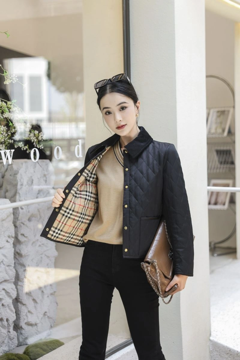 Lightweight Burberry Outwear 103754