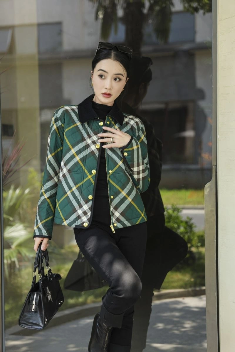 Versatile Burberry Outwear 103705